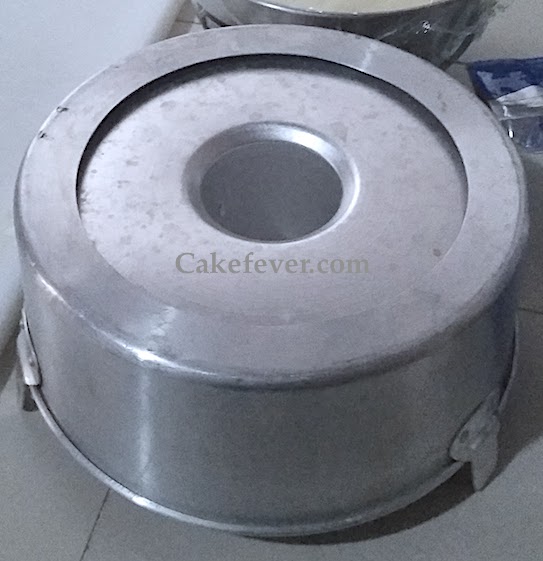 Loyang chiffon cake dibalik dengan adonan cake matang di dalamnya