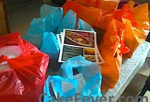 Kue Goldoven dengan kantung plastik warna warni