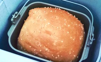 Roti Tawar dengan beras yang mengapung di permukaan roti