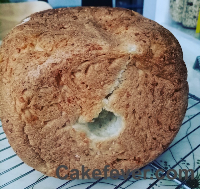 Lubang di dasar roti tawar yang dibuat dengan Bread Maker