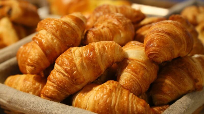 Salah satu jenis pastry adalah croissant