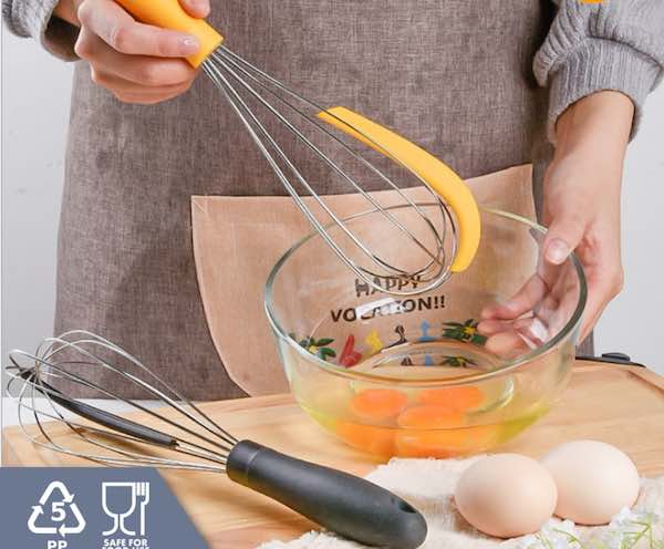 Whisk dilengkapi scrapper memudahkan saat mengaduk
