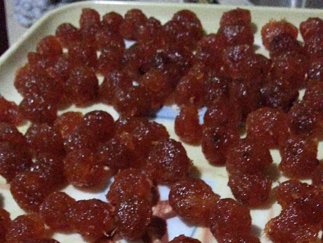 Bulatkan isian nastar agar mudah dipulung